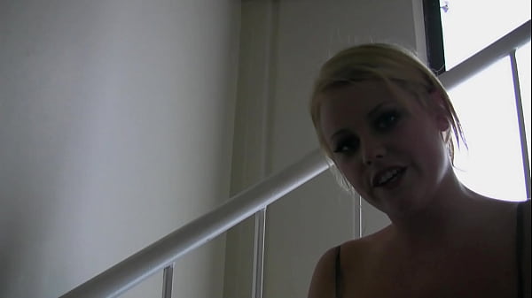 Codi Carmichael prende ogni centimetro del grosso cazzo del suo capo sulla sua scrivania