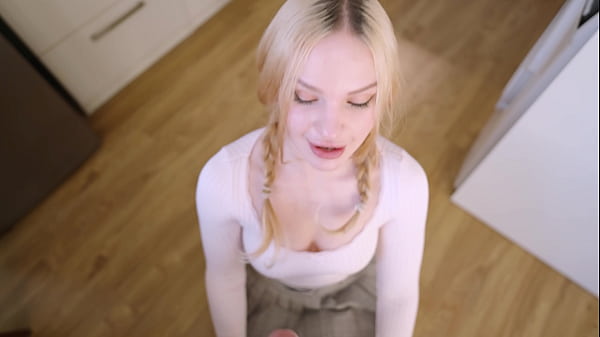 Leidenschaftliches junges Mädchen neckt