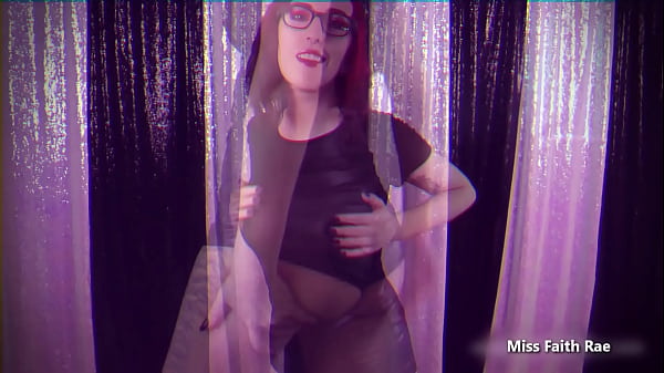 Sensuale ragazza teenager si diverte in sadomaso