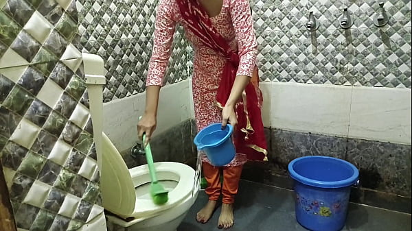 La bella teenager si esibisce in modo amatoriale