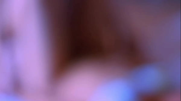 Người mẹ kế dễ thương và người bạn chơi thể thao của chị kế trong căn hộ của họ.