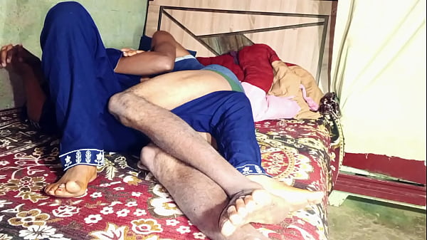 哥晚上在室内印地语音频中用力操。继姐妹的性别。