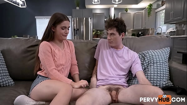 Pflichten der Stiefgeschwister: Juniper Ren bittet Jodie Johnson um Rat zum Schwanzlutschen, was zu einer intensiven und leidenschaftlichen Begegnung führt, bei der sie ihre Fähigkeiten üben und perfektionieren