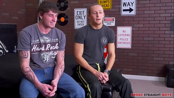 Trevor Laster sitzt auf Käfig-Kafig-Hahn