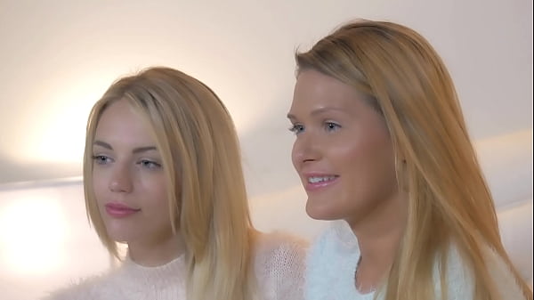 Kaia Kane hält sich an der Wand fest, während ihre Muschi von hinten gestopft wird