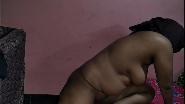 继女无意中看到了爸爸朋友的成员，很兴奋