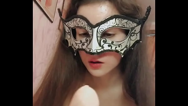 Une brune russe en bas suce un gode épais avec des paroles grossières et des doigts dans la chatte. Doigté anal en gros plan