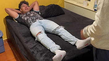 Kevin não se importa com os sentimentos de Omar, seu amante, a única coisa que ele quer é arrombar seu traseiro, enchê-lo de sêmen e voltar para casa, para seu namorado, antes que ele perceba que foi infiel.