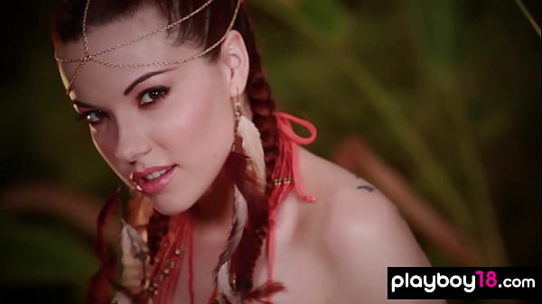 Una teenager sexy con tette grosse si spoglia