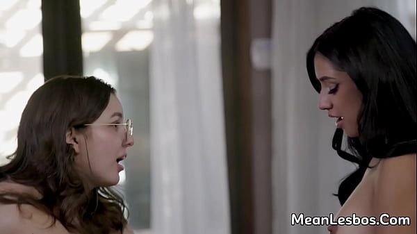 Ragazze adorabili e arrapate di una confraternita che si scontrano e raggiungono orgasmi intensi - Lexi Lore, Freya Parker