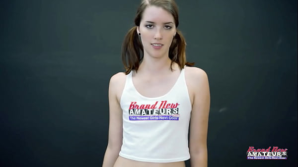 ¡La pequeña alumna morena Starshine se masturba y le hace garganta profunda a una polla!