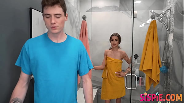 Verführung durch Stiefgeschwister: Nikki und Jodies intimer Sex