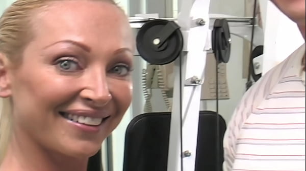 Die vollbusige, brünette Teenagerin Linet Slag liegt auf ihrer Couch, trägt weder ihren BH noch...