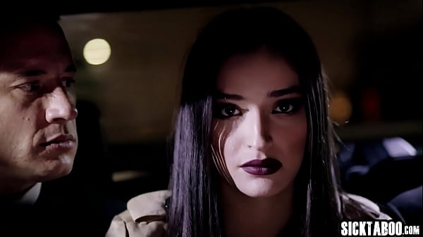 Die sexy Teenagerin Emily Willis genoss den harten Dreier mit Danny Mountain und Charles Dera und wurde zur unterwürfigen Schlampe