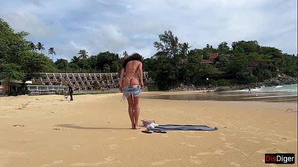 Während sie sich ausruhte, kletterte sie durch das Fenster eines fremden Mädchens und fickte sie