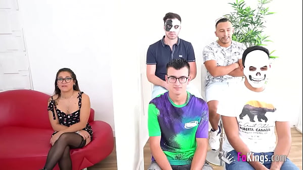 Leidenschaftliches Teenie-Mädchen gibt Blowjob