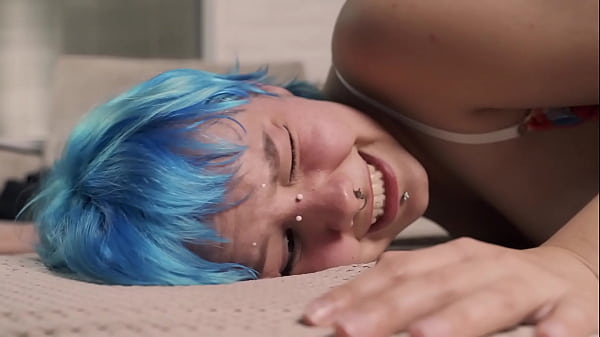 Attraktives junges Mädchen zieht sich aus