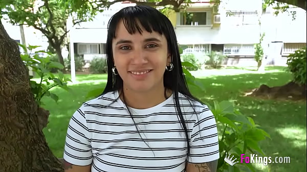 Die süße Teenagerin Moli Myers wird zur LÖWIN, wenn sie denkt, dass niemand zuschaut