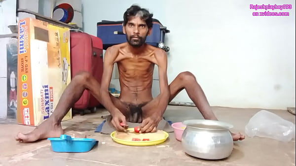 Rajeshplayboy993 cortando vegetais para cozinhar curry aalu