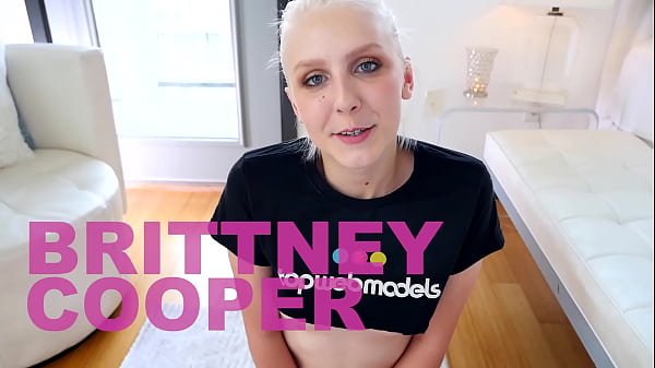BRITTNEY COOPER 19 anos SEM MÃOS! Boquete POV de pau enorme e andorinha de porra enorme - Uau! UM