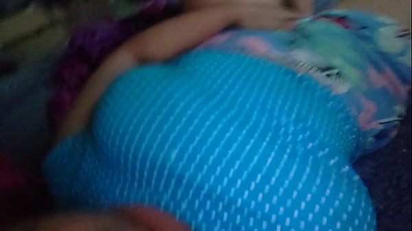 Danze giovani e carine della ragazza