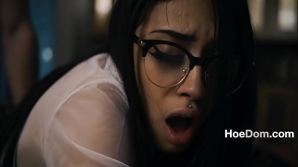 Um pouco mais do que palmadas nuas para estudante adolescente rebelde