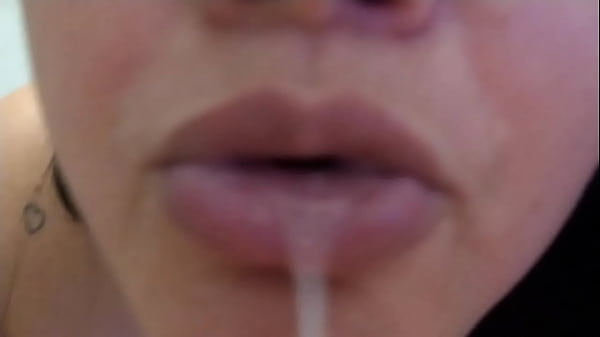 Faltei aula para levar gozada do meu vizinho casado. Me dê leite, me dê