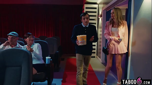 Al cinema c'erano coppie di adolescenti che scopavano con vecchi che cercavano di guardare