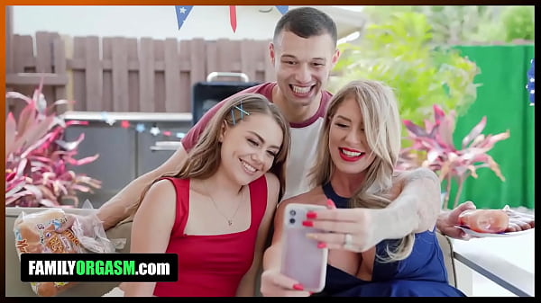 FamilyOrgasm - La mia sorellastra scopa così bene!