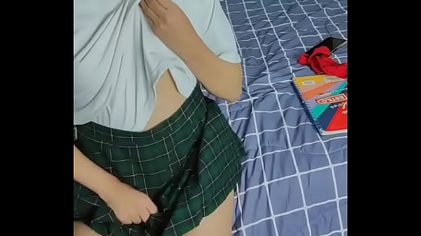 Estudiante me envía este video masturbándose su delicioso coño para poder ayudarla con sus calificaciones