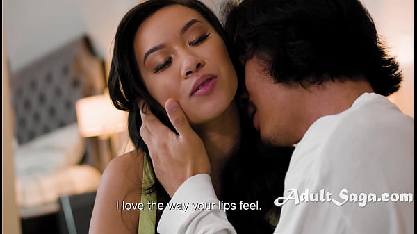 La giovane asiatica Kimmy parla attraverso il suo occhio sussurrante