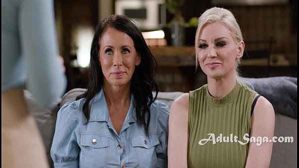 Wunderschönes Teenie-Mädchen posiert lesbisch