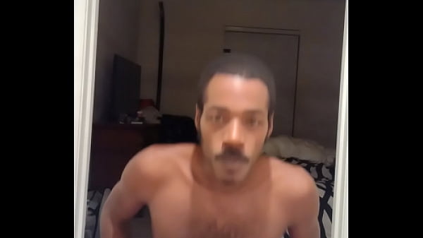 Schöner Teenager hat Spaß beim Training