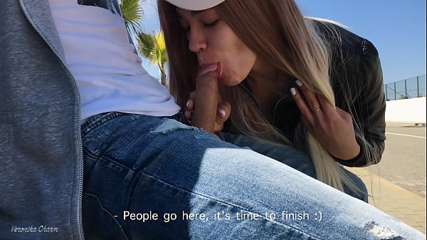 Das Mädchen war überrascht, einen Kerl zu sehen, der sich im Park einen Schwanz wichst und ihn zum Abspritzen brachte