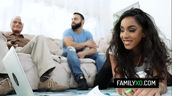 La perversa nipote latina Claire Black strappa il cazzo dello zio dai pantaloni e lo succhia mentre il patrigno si riposa sul divano