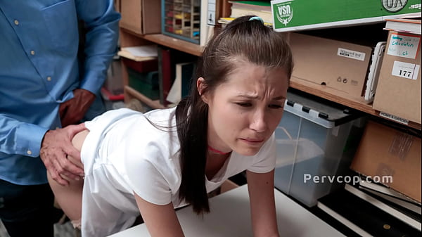 Adolescente atrapado robando con las manos en la masa en una joyería - Pervcop