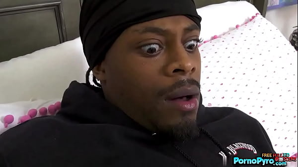 Die süße Blondine Kay liebt den großen schwarzen Schwanz ihres Freundes Mr Blaccwood!