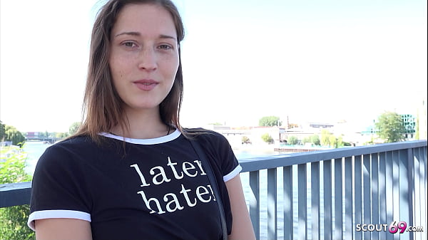 GERMAN SCOUT - Small Tits Fitness Model Mina K seduz para Casting Fuck em Lost Place Berlin