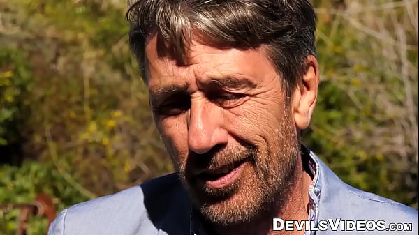 Carolina Sweets laisse un homme plus âgé pénétrer sa jeune chatte