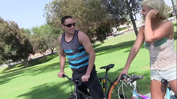 Layla Pryce moja su polla con el jugo de su coño y luego recibe un tratamiento facial