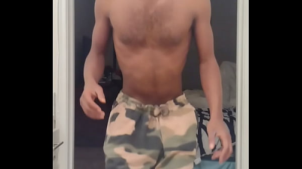 Schönes Teenie-Mädchen tritt beim Training auf