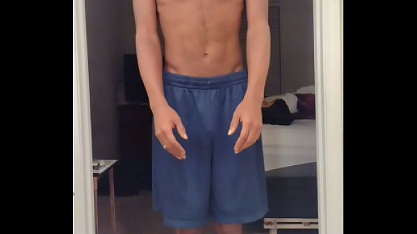 Wunderschönes Teenie-Mädchen zieht sich beim Training aus