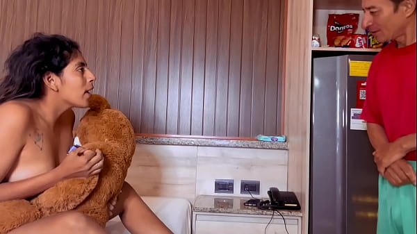 Die geile Stiefmutter, eine Nymphomanin und sehr sexy, wird von ihrem Stiefsohn beim Ficken mit seinem Spielzeug entdeckt