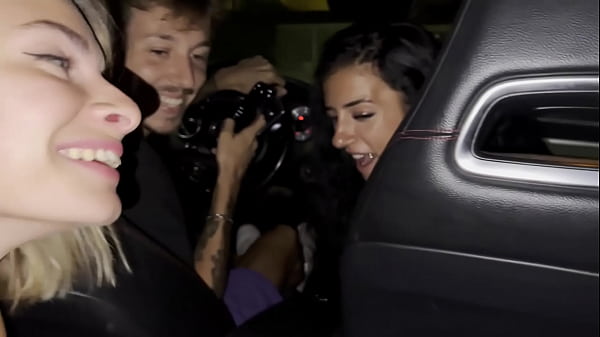 Während wir mit Freunden im Auto vom Kino nach Hause kamen, fing ich an, den Schwanz des Typen zu lutschen, der mit mir hinten saß