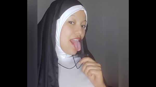 SOR RITA si masturba per te, con il suo fantastico dildo finché non le gocciola intorno alla figa