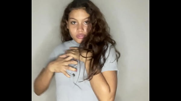 Nena sexy de 18 años probándose su ropa nueva