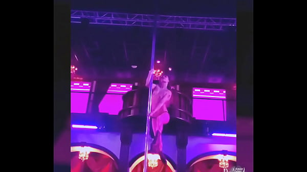 Destiny Mae - Travailler de plus en plus sur cet énorme poteau de strip-teaseuse de bureau ovale