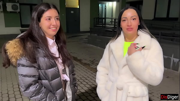 Abbiamo preso due spogliarelliste con un amico e le abbiamo scopate brutalmente