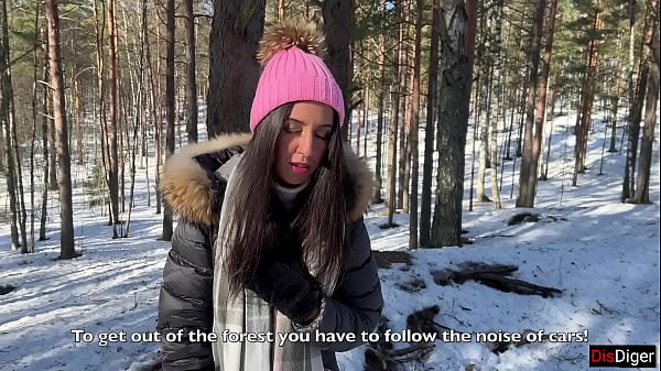 在森林里遇到了一个迷路的女孩，并用精液在她的阴户里操了她 - 体内射精