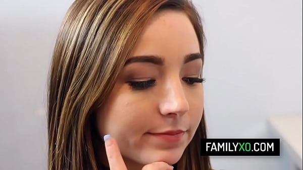 La figliastra arrapata Bambi Brooks seduce il patrigno sul posto di lavoro